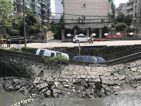 轎車側滑倒至河岸現場示意圖