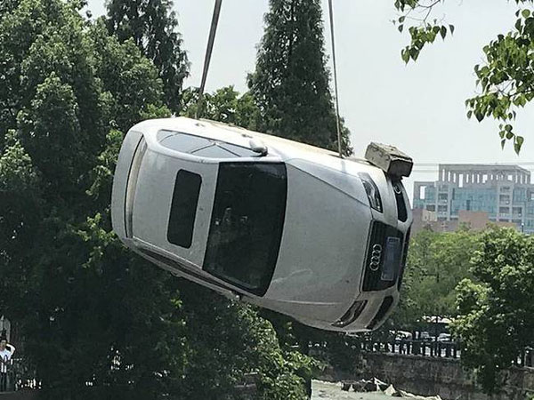 起吊陷入汽車現場示意圖